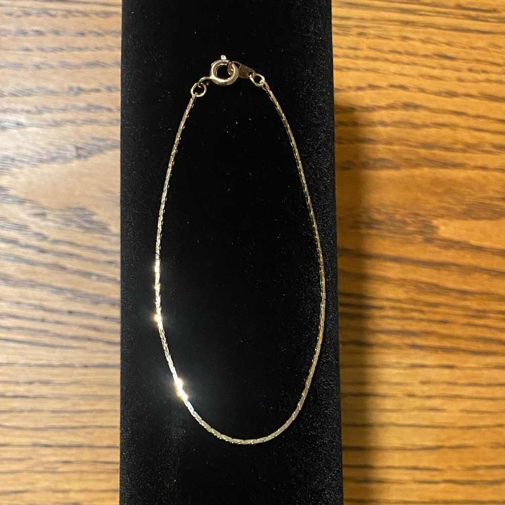 Elegant Gold Tone Chain Bracelet